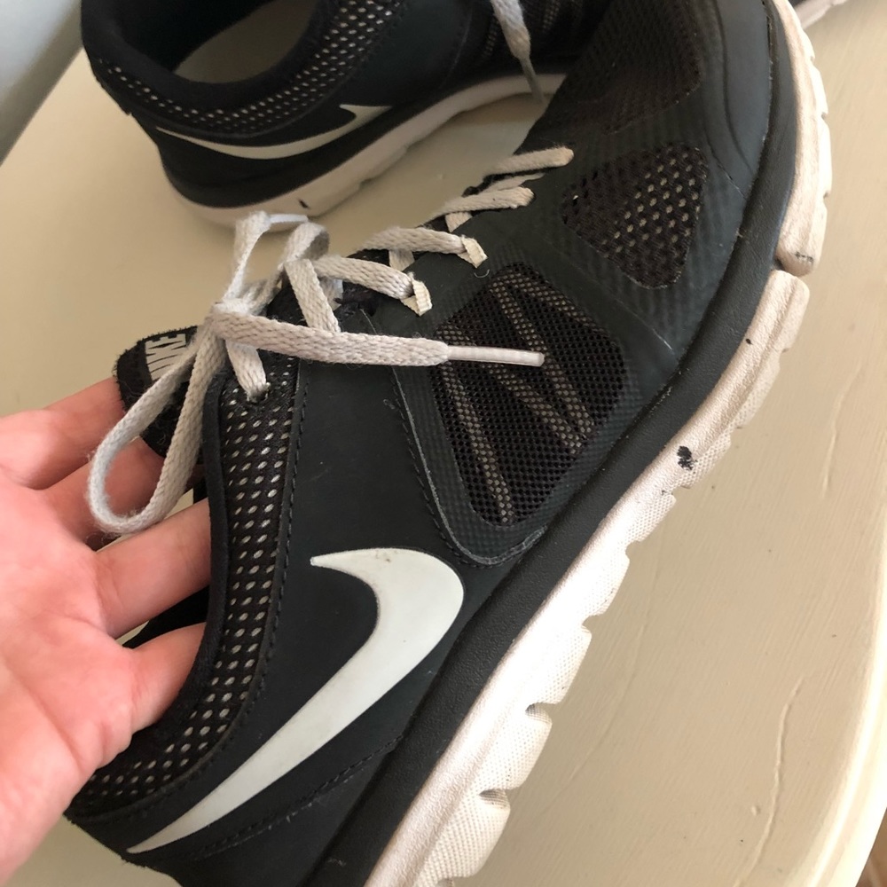 Nike black tennis shoes